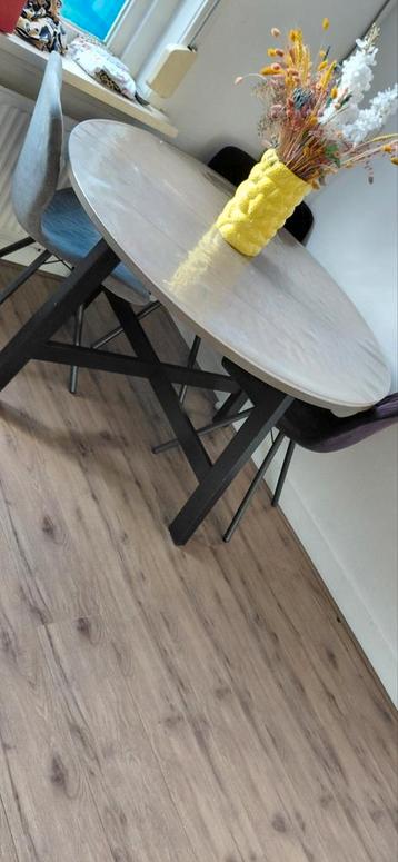 Eettafel beschikbaar voor biedingen