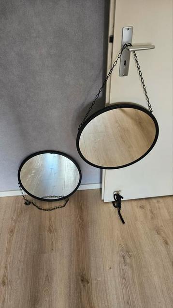 Twee ronde hang spiegels 44cm diameter (zwart) beschikbaar voor biedingen
