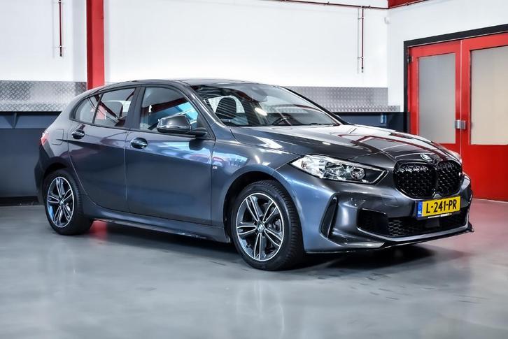 Nieuw model BMW 1-Serie M-Line 118i 140pk 2019, Auto's, BMW, Bedrijf, 1-Serie, 360° camera, ABS, Achteruitrijcamera, Adaptieve lichten