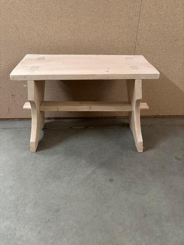Brocante kruk / bankje beschikbaar voor biedingen