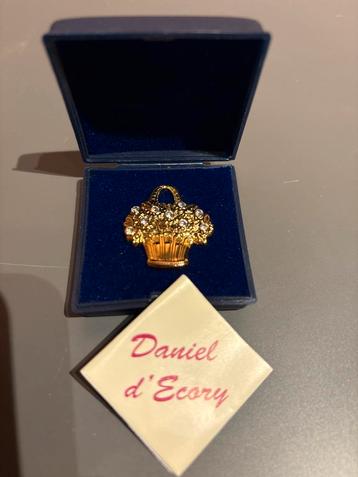 Daniel d’Ecory broche, sieraad, vrouw, goudkleur, dame beschikbaar voor biedingen