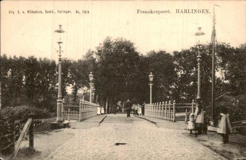 Franekerpoort in Harlingen met brug en voetgangers., Verzamelen, Ansichtkaarten | Nederland, Ongelopen, Friesland, 1940 tot 1960