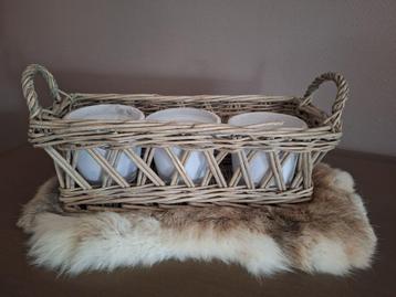 Rotan mand met 3 bloempotjes beschikbaar voor biedingen