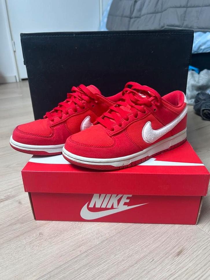 Nike Dunk Low Valentine 2024 - Maat 39, Kleding | Dames, Schoenen, Zo goed als nieuw, Sneakers of Gympen, Rood, Ophalen of Verzenden