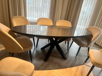 Eettafel met metalen spinpoot en glasplaat beschikbaar voor biedingen