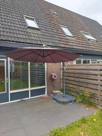 Zweefparasol met parasolvoet  beschikbaar voor biedingen