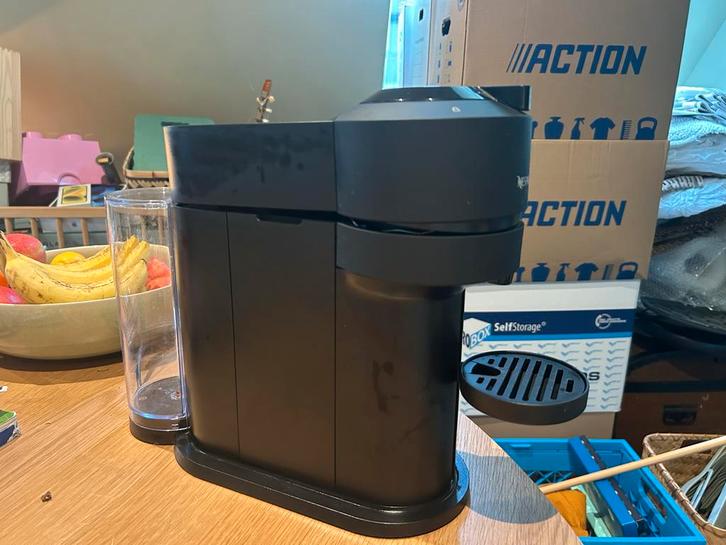 Nespresso Vertuo Next + volle zak cups, Witgoed en Apparatuur, Koffiezetapparaten, Gebruikt, Koffiepads en cups, Koffiemachine