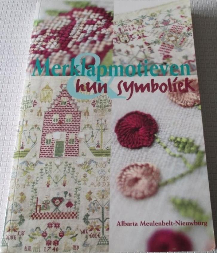 Merklapmotieven & hun symboliek/Albarta Meulenbelt, Hobby en Vrije tijd, Borduren en Borduurmachines, Zo goed als nieuw, Patroon