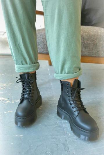 Dr. Martens Platform Laarzen beschikbaar voor biedingen