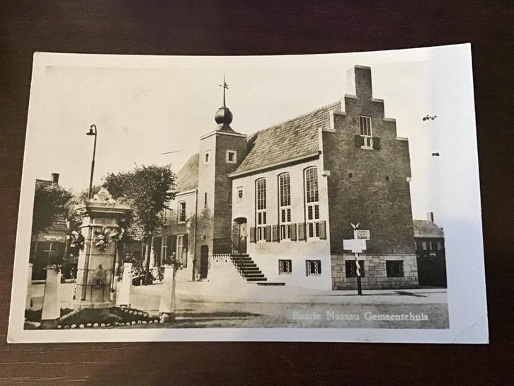 Baarle Nassau gemeentehuis met dorpspomp rond 1957   484, Verzamelen, Ansichtkaarten | Nederland, Gelopen, Noord-Brabant, 1940 tot 1960