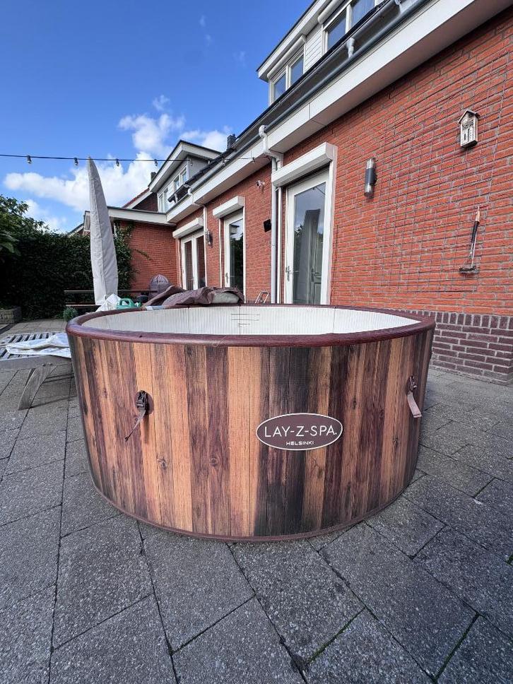 LAY-Z Spa Helsinki opblaasbaar voor handige klusser, Tuin en Terras, Bubbelbaden en Hottubs, Gebruikt, Opblaasbaar, Afdekzeil