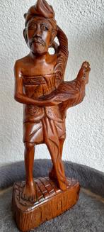 Man met vechthaan en kriss op de rug 32 cm Bali, Verzenden