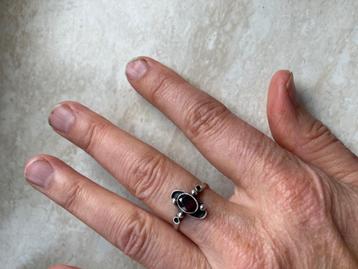 Zilveren ring - sterling 925 - met rode granaat  beschikbaar voor biedingen