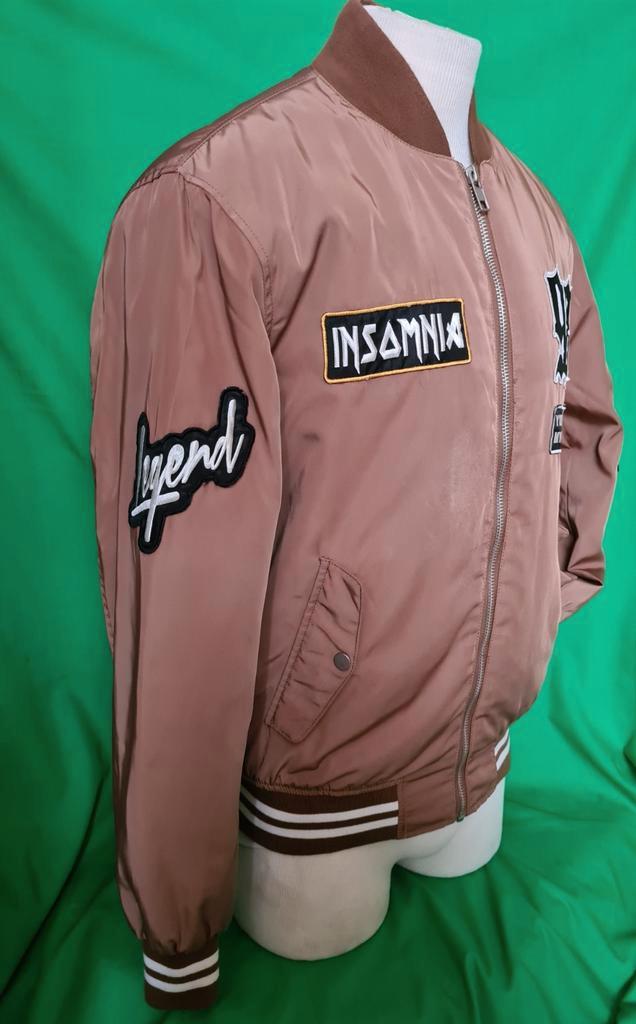 "BERSHKA" Bomberjack, camel, met emblemen. Mt. M. Als nieuw!, Kleding | Heren, Jassen | Winter, Zo goed als nieuw, Maat 48/50 (M)