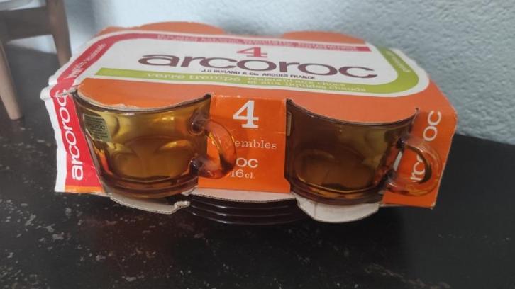 Vintage kop en schotel Arcoroc amberkleurig glas 4x, Huis en Inrichting, Keuken | Servies, Nieuw, Kop(pen) en/of Schotel(s), Overige stijlen