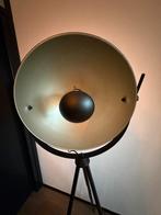 Industriële zwarte driepoot vloerlamp, Huis en Inrichting, Lampen | Vloerlampen, Ophalen of Verzenden, Zo goed als nieuw, Metaal
