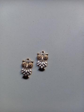 2x Bedeltjes uil goudkleurig  beschikbaar voor biedingen