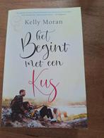 Kelly Moran - het begint met een kus, Ophalen of Verzenden, Zo goed als nieuw