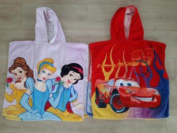 Twee poncho handdoeken Disney prinsessen en Cars  beschikbaar voor biedingen