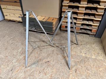 2 houders metaal - voor vlaggen, stokken oid - N3586 beschikbaar voor biedingen