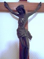Houten kruisbeeld met metalen Christusfiguur, 30x22 cm., Antiek en Kunst, Antiek | Religie, Ophalen of Verzenden