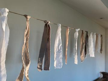 Ecru, wit, beige, grijze stoffen slinger ter decoratie beschikbaar voor biedingen