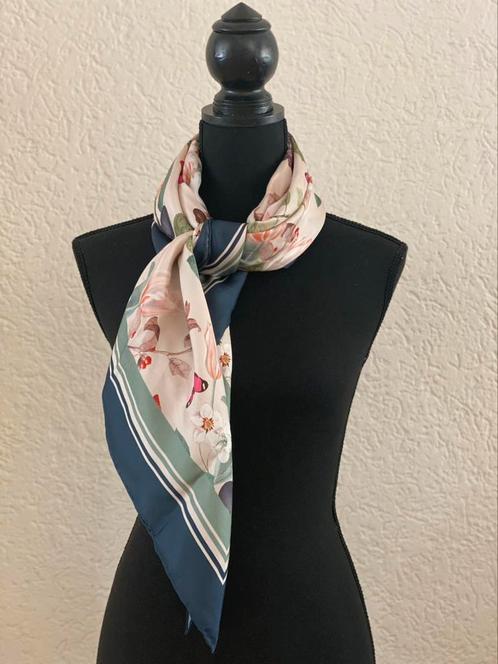Zijden sjaal By Malina, Kleding | Dames, Mutsen, Sjaals en Handschoenen, Zo goed als nieuw, Sjaal, Ophalen of Verzenden