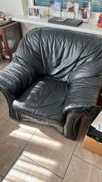Twee leren brede fauteuils in zwart leer met eiken pootjes, Huis en Inrichting, Fauteuils, Ophalen of Verzenden, Gebruikt, 75 tot 100 cm