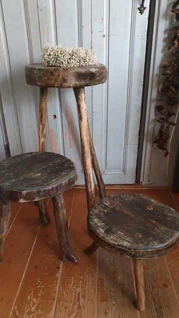 Oude sobere krukken/bijzettafels *antiek*brocante*vintage beschikbaar voor biedingen