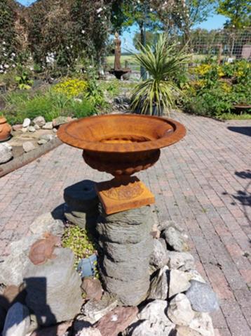 Tuinvaas Gietijzeren tuinvazen bloempotten beschikbaar voor biedingen