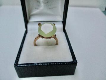 Rood goudkleur ring 19.3 mm. met een zacht lichtgroene steen beschikbaar voor biedingen