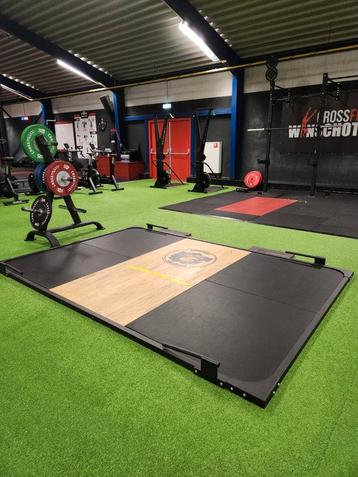 2x weightlifting platform te koop beschikbaar voor biedingen