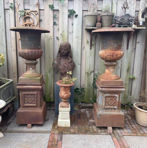 2 gietijzeren tuinvazen bloempotten oude kleur op console, Tuin en Terras, Tuinvazen, Gebruikt, Ophalen