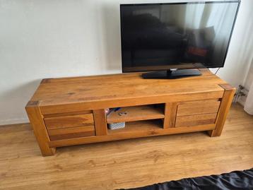 Massief houten tv kast  beschikbaar voor biedingen