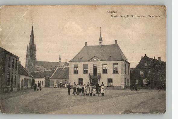 Budel Marktplein R.K. Kerk+Raadhuis en volk militair st 1914, Ophalen of Verzenden, Voor 1920, Gelopen, Noord-Brabant