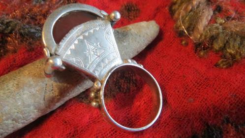 Zilveren Toeareg ring, maat 17, met ronde carneool steen, Sieraden, Tassen en Uiterlijk, Ringen, Zo goed als nieuw, Dame, 17 tot 18