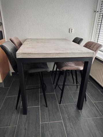 Betonnen Eettafel met 4 Stoelen - Den Bosch beschikbaar voor biedingen