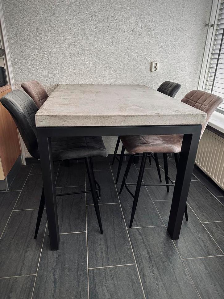 Betonnen Eettafel met 4 Stoelen - Den Bosch, Huis en Inrichting, Tafels | Eettafels, Zo goed als nieuw, 50 tot 100 cm, 100 tot 150 cm