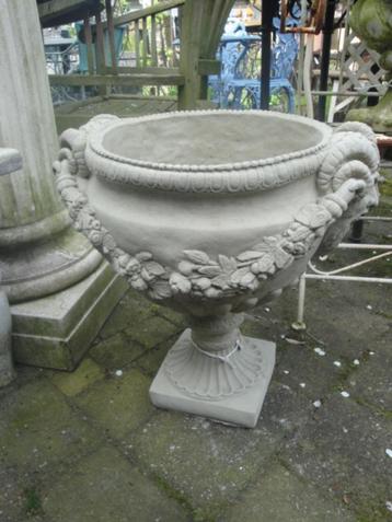 betonnen bloempot winterhard beschikbaar voor biedingen