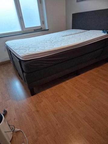 Boxspring in nieuwstaat met verstelbaar hoofd en voeteneind beschikbaar voor biedingen