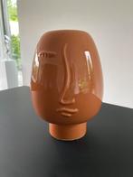 Speelse bruine vaas met gezicht, Overige kleuren, Verzenden, Aardewerk of Porselein, Nieuw