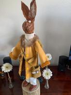 Paashaas in leren pak gele jas witte broek decoratie etalage, Diversen, Ophalen of Verzenden, Nieuw