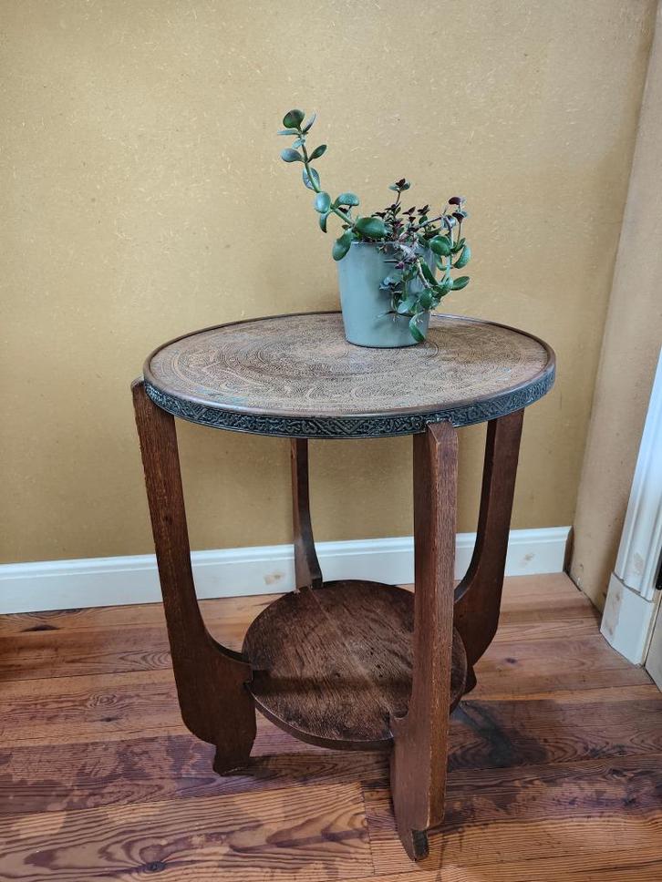 Vintage rooktafeltje met gehamerd koperen blad, Antiek en Kunst, Antiek | Meubels | Tafels, Ophalen of Verzenden