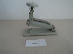 Ouderwetse prima werkende perforator / nietmachine, Ophalen of Verzenden