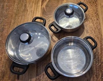 Pannenset met glazen deksels beschikbaar voor biedingen