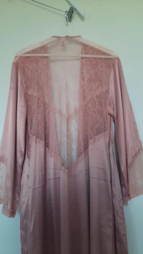 M/L Victoria's Secret Chantilly Lace Kimono Robe in Rose Tan, Kleding | Dames, Trouwkleding en Trouwaccessoires, Nieuw, Trouwjurk