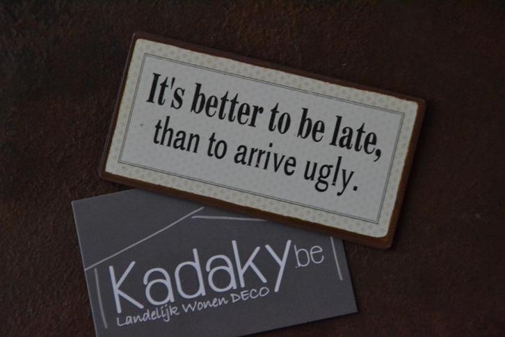 Magneet - It's better to be late, than to arrive ugly., Huis en Inrichting, Woonaccessoires | Tekstborden en Spreuken, Nieuw, Ophalen of Verzenden