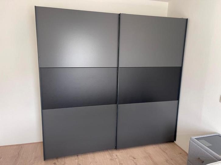 Moderne grote schuifdeurkast - Grijs/Zwart Napoli LeenBakker, Huis en Inrichting, Kasten | Kledingkasten, Gebruikt, 200 cm of meer