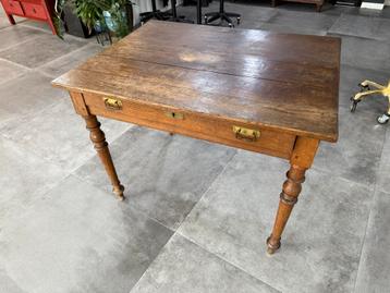 Zeer mooi antiek bureau tafel beschikbaar voor biedingen