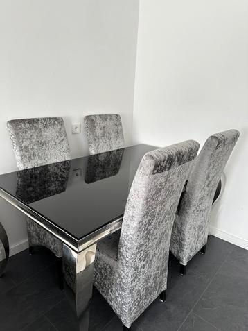 Eettafel met 4 stoelen en salontafel beschikbaar voor biedingen